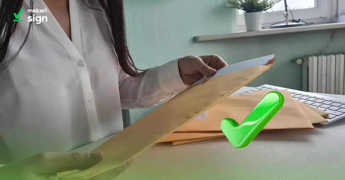 Berkas lamaran kerja dalam amplop cokelat siap dikirim ke perusahaan.