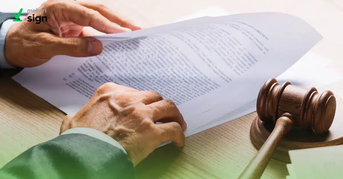 Ilustrasi dokumen hukum hak cipta dengan palu hakim di atas meja